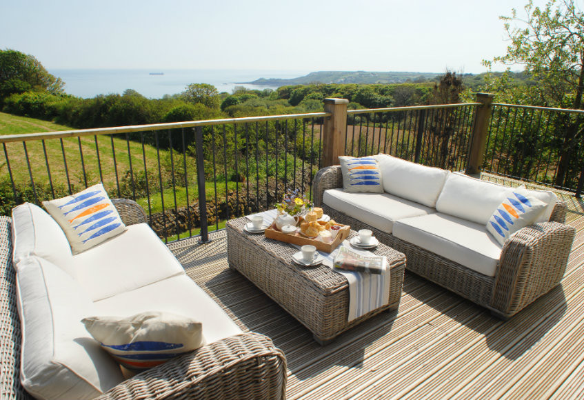 The outside balcony (& games arena). With views to file under 'magnificent'.